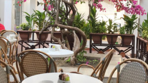 Fauteuils en rotin pour terrasse de Gérard Patisserie