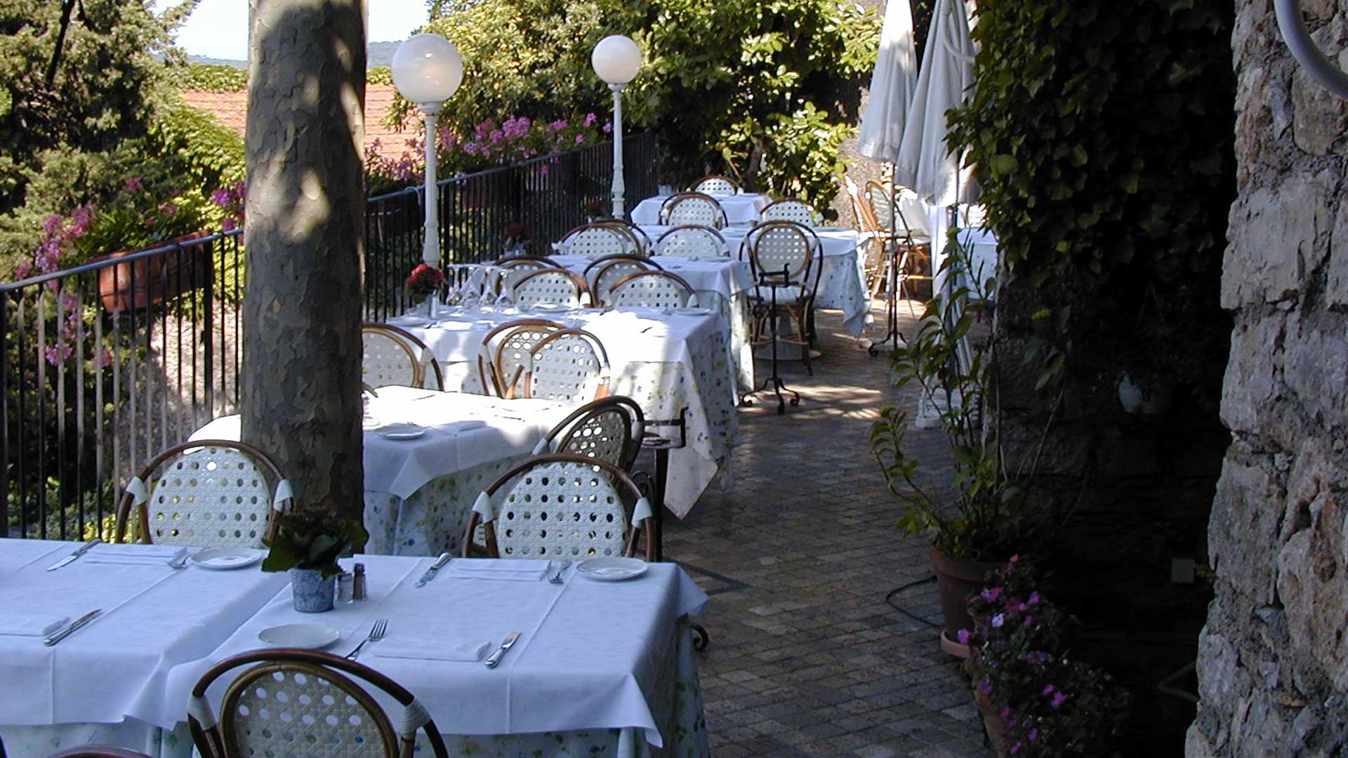 Fauteuils en rotin type médaillon - Restaurant à Mougins