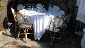Fauteuils en rotin type médaillon - Restaurant à Mougins