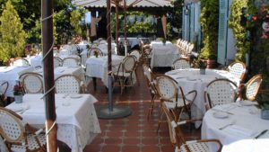 Fauteuils type médaillon en rotin cannage fil double