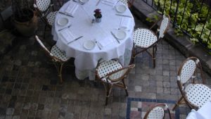 Fauteuils en rotin type médaillon - Restaurant à Mougins